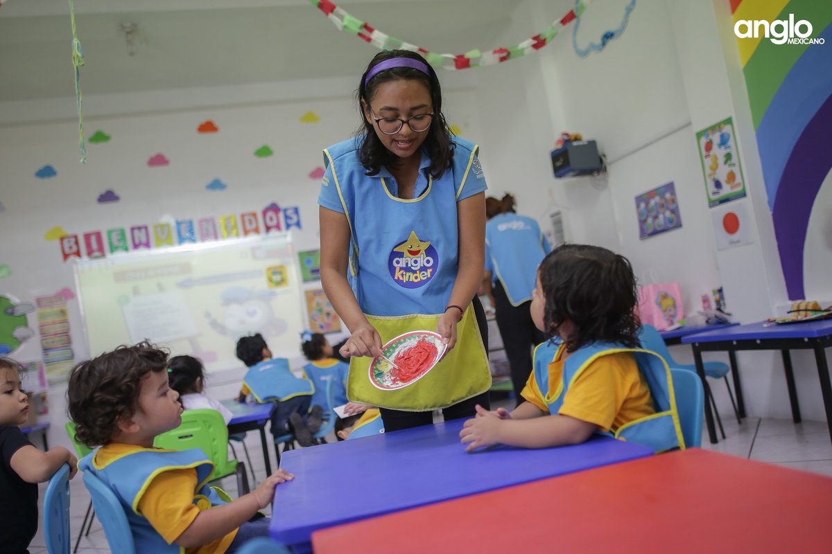 Permitir que los niños usen pinceles o sus propios deditos para pintar favorece la actividad sensorial, además de estimular su visión con los diferentes colores y el tacto. #ColegioAngloMexicano #AngloMexicano #AngloKids #JardínDeNiños #Coatzacoalcos #OrgullosamenteAngloMexicano