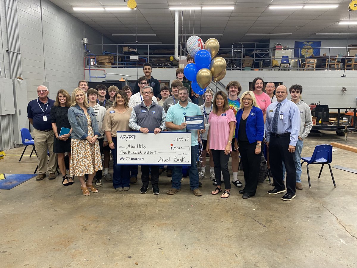 LewisVillines's tweet photo. Alex Hale, Agricultural teacher at HHS, recognized by ARVEST Bank in their We ❤️ Teachers recognition program. Congratulations Mr. Hale. ⁦@GoblinDistrict⁩ ⁦@HHSGoblins⁩ https://t.co/a4YsDOiID1