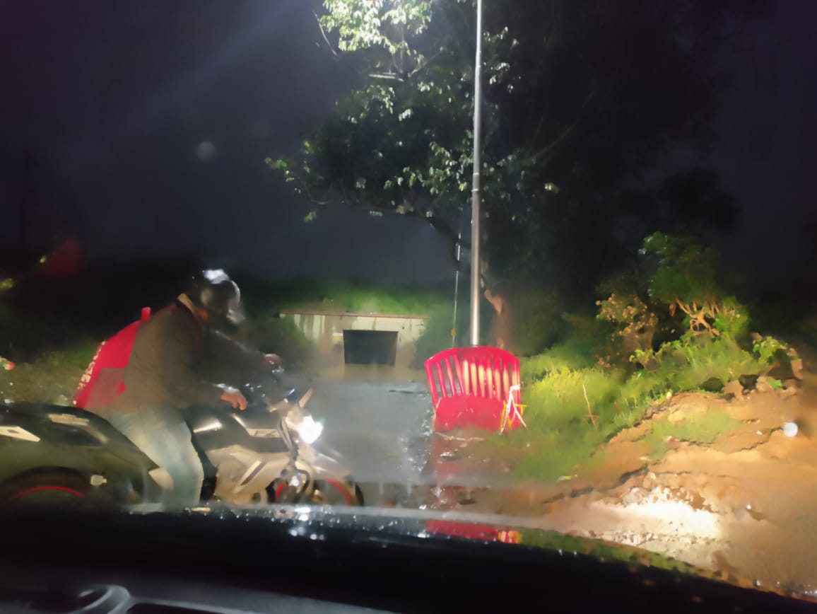 BalagereConnect's tweet photo. Avoid croma road.. one car got stuck  because of flooding due to rain , evening story of #cromaroad 
@BBMPCares @BBMPCOMM @ICCCBengaluru  please look into it and solve #scross widening issue Lives are at risk @DKShivakumar @wftrps @halairporttrfps  @_kanakapuraroad https://t.co/fLhMvIai5W