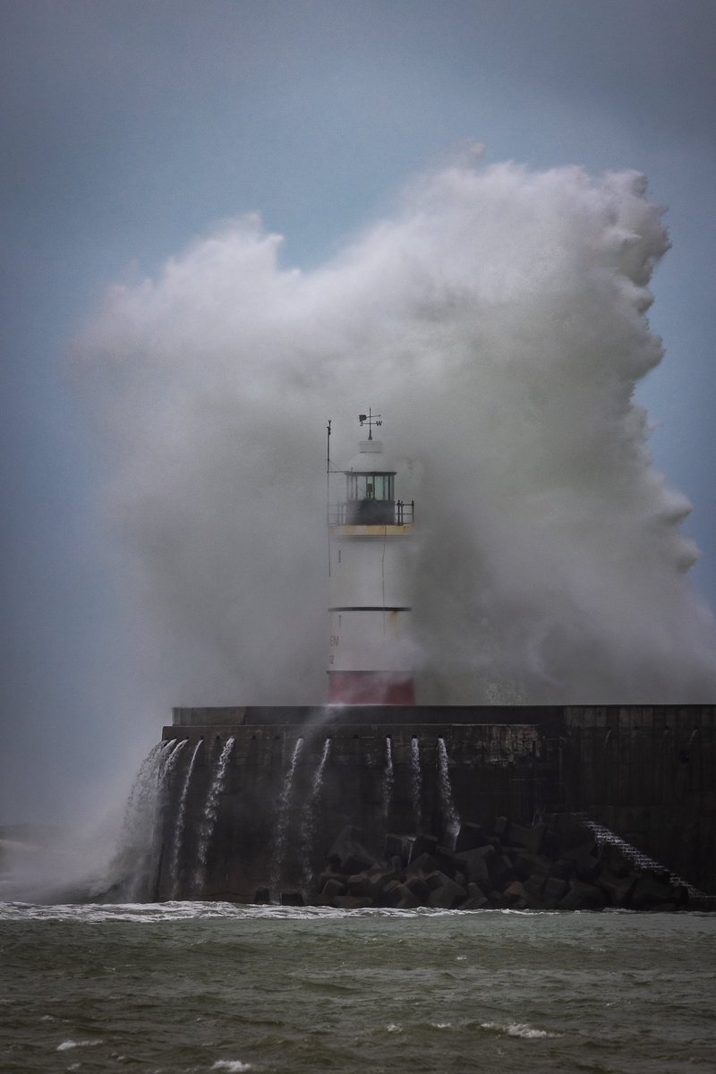 NewHaven harbour Lighthouse with Tailwinds from Storm force in wave over harbour wall. #WexMondays #fsprintmonday #Appicoftheweek #stormhour #ThePhotohour #photooftheday #Newhaven #sussex @CanonUKandIE @OPOTY @BBCSouthWeather @AP_Magazine