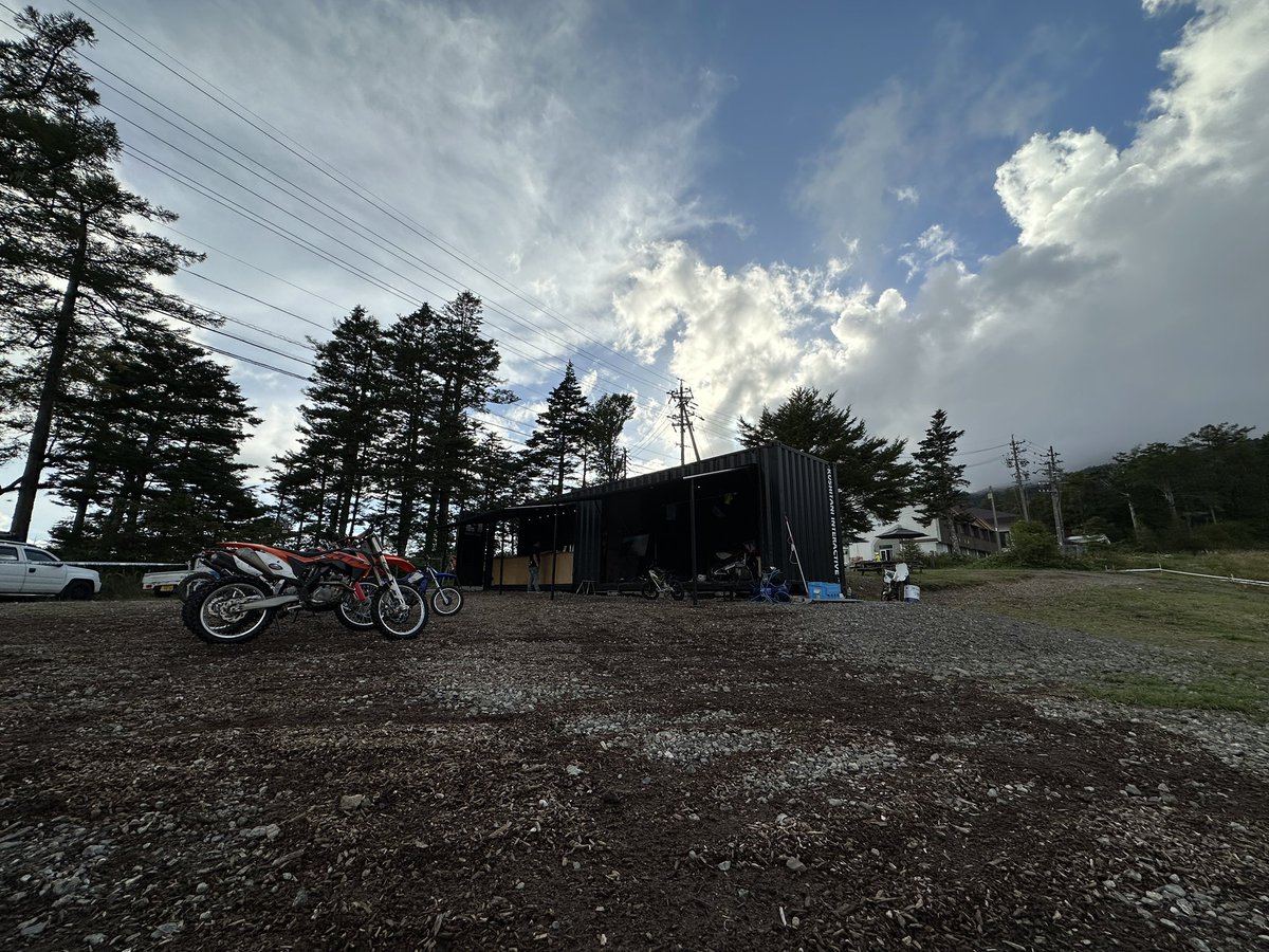 ryo_book's tweet photo. バイクオフロードを楽しんだのはバイクウェアを展開するクシタニさんのONTAKE EXPLORER PARK
長野の御嶽山は遠かった...
#FANTIC #XEF #MOTORISTS #KUSHITANI #Smotorcycle https://t.co/Mqtn5D8nOQ