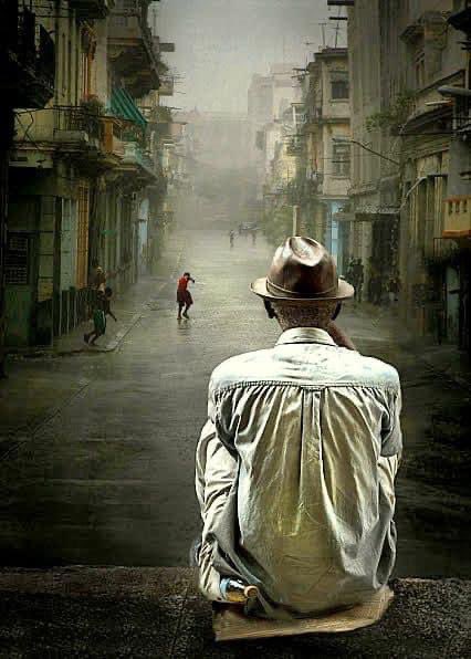 teresaf12276437's tweet photo. VAS A PERDER A LA GENTE EN EL CAMINO. 

Y va a doler mucho....
Vas a perder gente en el camino
Personas que pensaste que nunca perderías.
La gente que realmente creíste  que siempre estarían ahí...

Y va a doler mucho.

Pero eso, es parte de la vida...

La gente cambia, las relaciones cambian.
Algunos evolucionan. 
Algunos se desintegran.
Algunas personas se van repentinamente y eso duele más.
Ellos no querían irse. 
Pero tú, sobrevivirás a todo.

Lo harás...

Mirarás atrás y te darás cuenta de que las personas que necesitas, realmente te necesitan, todavía están aquí, en algún modo conectivo del alma.

Y que las otras relaciones que perdiste en el camino, te han enseñado algo que te hizo mejor.

Y así es la vida...

Permanece  cerca de los que están en tu vida ahora y recuerda  a los que se fueron, con amor ,cariño y gratitud.

Incluso  a los que rompieron tu corazón...

No te arrepientas de nada...

Usa los sentimientos de dolor para comprometerte con una vida aquí y ahora, una vida en la que no das nada por sentado.
Aprecia y valora  cada minuto con aquellas personas que amas.

Vas a perder gente en el camino.
Pero así es la vida.

Cada minuto cuenta...