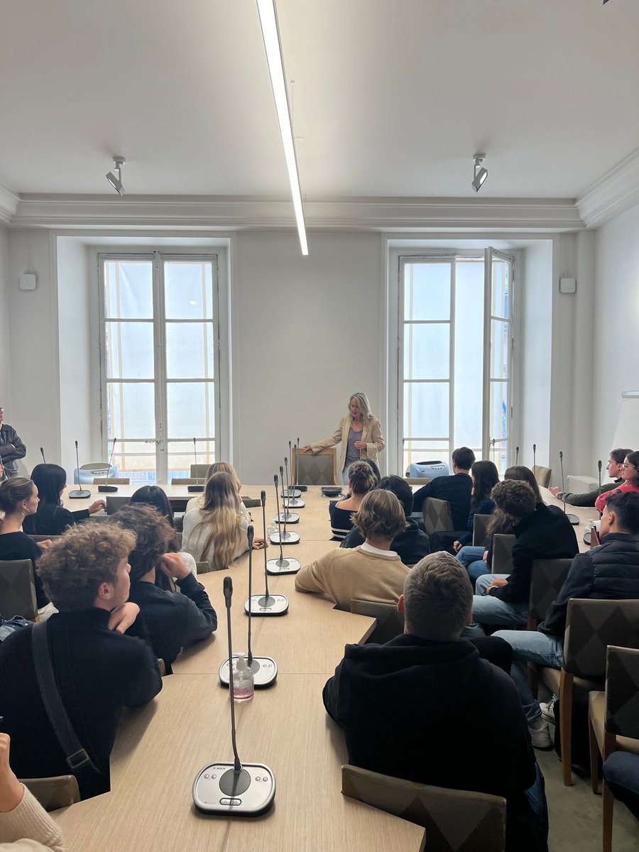 Heureuse d'avoir reçu ce matin à l'Assemblée Nationale une classe de terminale de l'établissement Saint-Dominique de #Neuilly ! Faire découvrir le Palais-Bourbon, expliquer le fonctionnement du Parlement, échanger sur l'actualité, ces moments me semblent essentiels pour la future