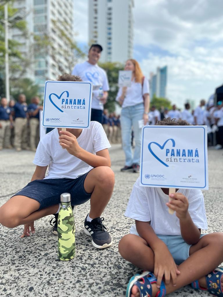 UNODC_ROPAN's tweet photo. #Panamá 🇵🇦 I Junto a diversas entidades gubernamentales, cuerpo diplomático, ONGs y sociedad civil participamos de la caminata contra la #TrataDePersonas”.

#PanamáSinTrata  💙 https://t.co/i0WJenHPwg