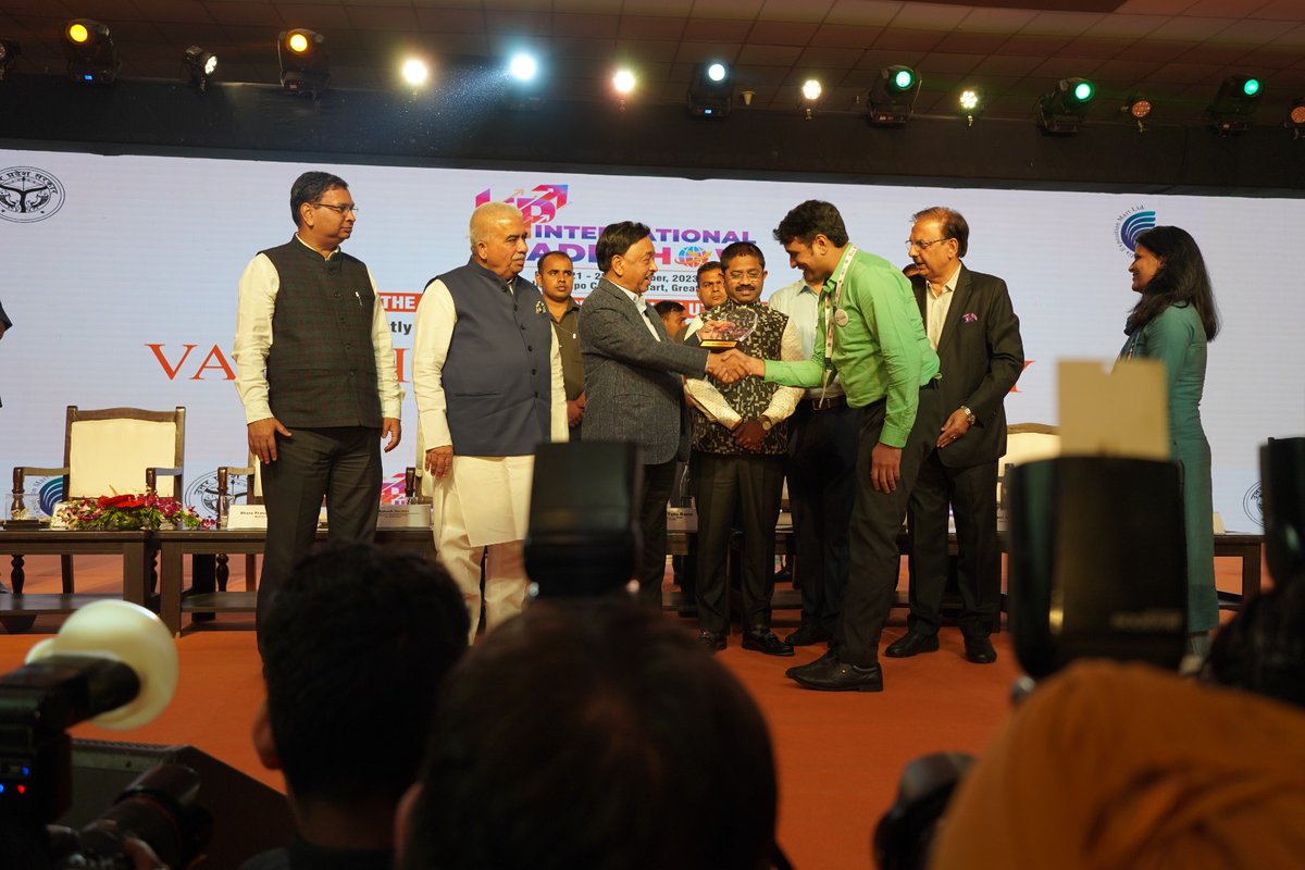 InnovationHubUP's tweet photo. Innovation Hub @AKTU_Lucknow bagged Gold Award for Hall No. 05 (best in promoting Innovations) at @UPIntrTradeShow 2023 in Greater Noida 🚀🎉🎊

Congratulations to all the #Startups #Incubators &amp; #stakeholders

@74_alok @nehajainias @UPStartuppolicy @minmsme https://t.co/T7OyVoCveh