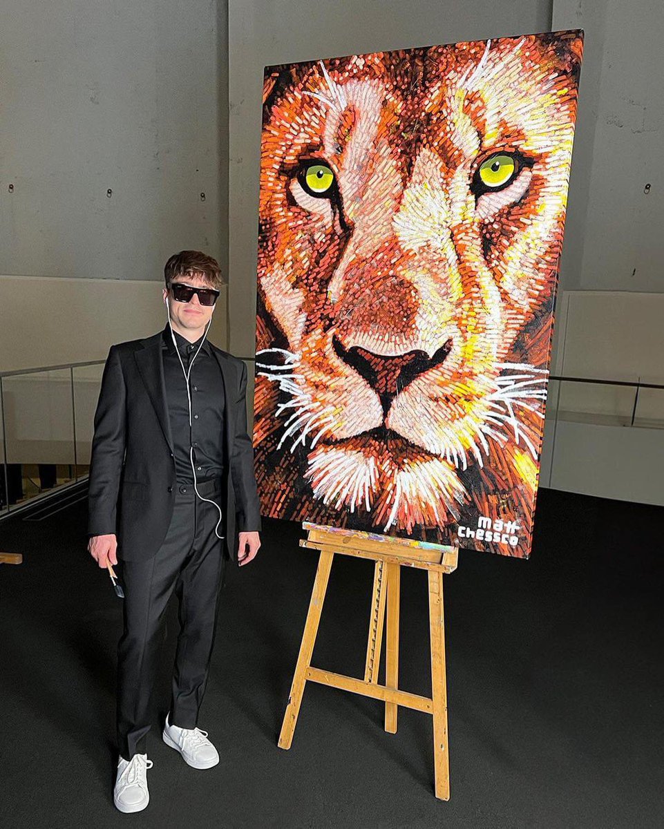 Influenceur225_'s tweet image. #TECH -VOICI LE 1ER ROBOT PEINTRE AU MONDE !

Cette peinture est la première collaboration de l&apos;histoire entre un artiste (humain) et un robot. Le tableau a été conçu par l&apos;artiste #MattChessco et peint (repris) par un robot d’#AcrylicRobotics.