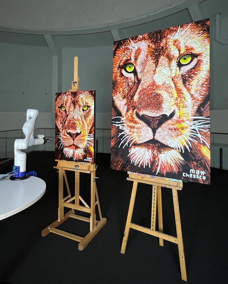 Influenceur225_'s tweet image. #TECH -VOICI LE 1ER ROBOT PEINTRE AU MONDE !

Cette peinture est la première collaboration de l&apos;histoire entre un artiste (humain) et un robot. Le tableau a été conçu par l&apos;artiste #MattChessco et peint (repris) par un robot d’#AcrylicRobotics.