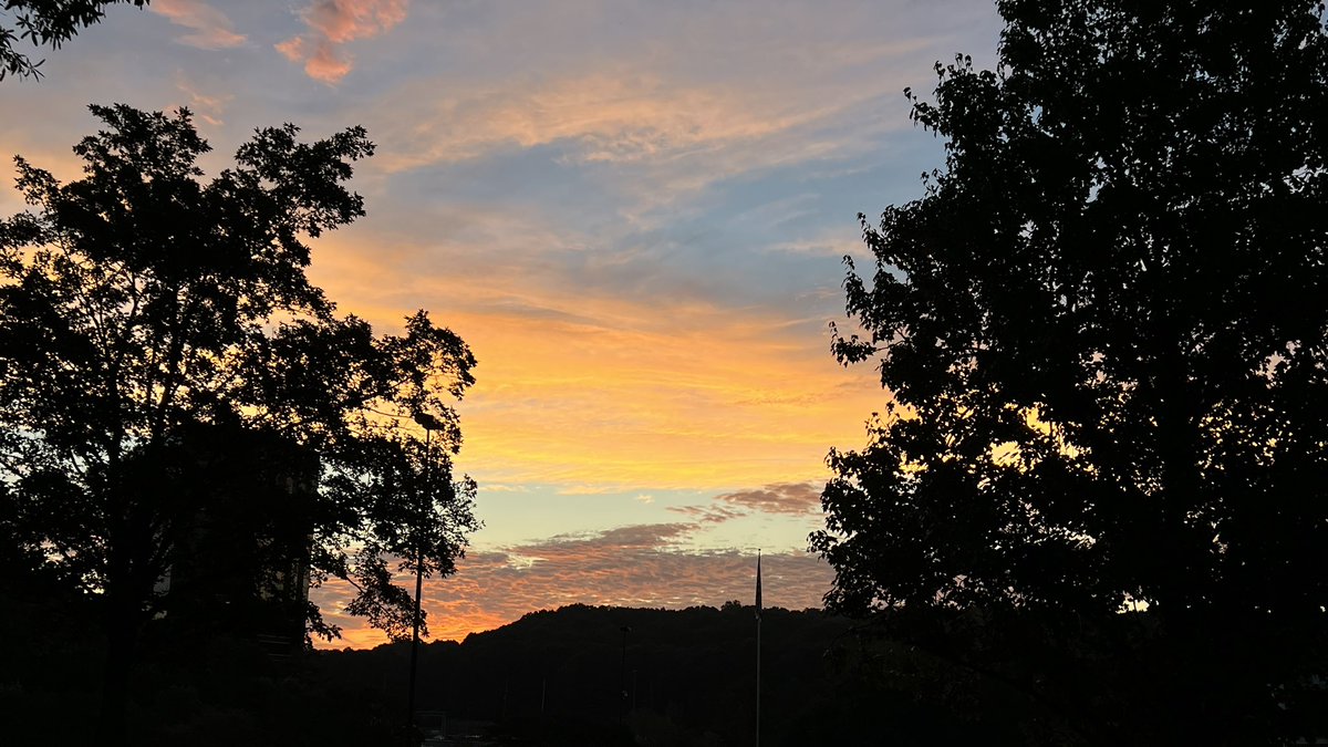 atlsat's tweet photo. #Monday Morning observations #Atlanta #AtlantaGa #sunrise https://t.co/fyfzsHfzZo