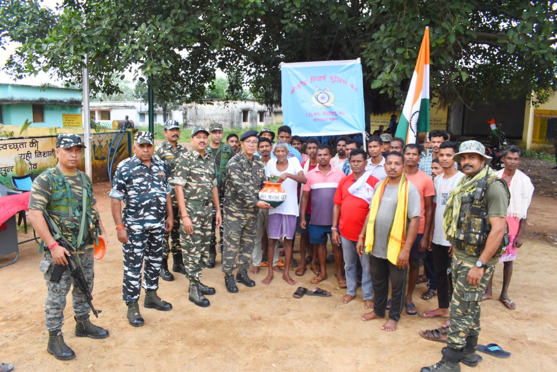#MeriMatiMeraDesh #AmritKalashYatra 
150 Bn <a href="/crpfindia/">🇮🇳CRPF🇮🇳</a> organised collection of sacred mitti along with Sarpanch, village elders, school children in #Dubbatota under #Konta of Sukma distt, Chhattisgarh today

<a href="/PIBRaipur/">PIB in Chhattisgarh</a> 
<a href="/PIBHomeAffairs/">PIB - Ministry of Home Affairs</a> 
<a href="/YASMinistry/">YAS Ministry</a>