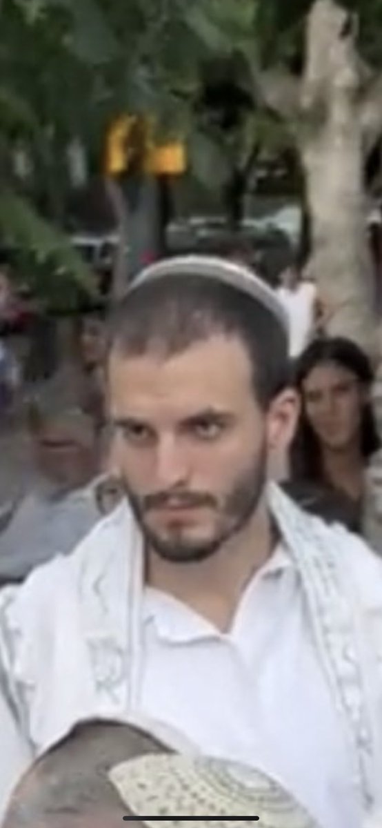 UrielYekutiel's tweet photo. יודע שהוא מ"ראש יהודי" ועם מבט של פסיכופט אבלללל
מי זה הלארד הזה? כי אם הוא בגרעין תורני הסיכוי שהוא הומו בארון הרי די גבוה ואני אוהבת גבוהים 👍👍👍 https://t.co/BTi3t24mcm