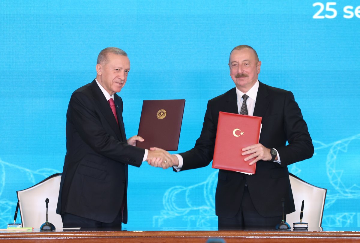 RTErdogan's tweet photo. Can Azerbaycan ile Kars-Nahçıvan Demir Yolu Projesi'nin yanı sıra toplu konut ve elektrik enerjisiyle ilgili anlaşmalara imza attık. 
 
Ulaştırma, lojistik ve enerji alanlarındaki ilişkilerimizi daha da geliştirmekte kararlıyız. 🇹🇷🇦🇿
