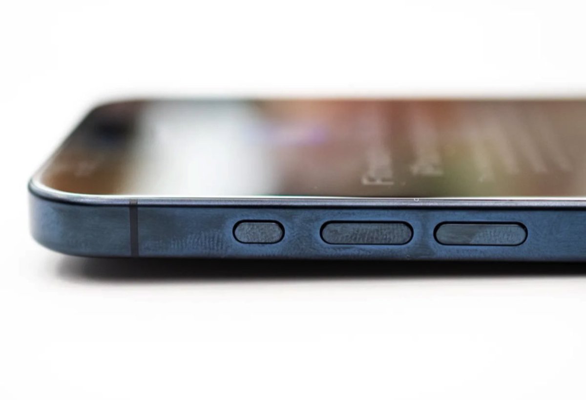 bosunatiklama's tweet photo. Apple, iPhone 15 serisinde kılıfsız kullanıma bağlı kasada renk değişimleri olabileceğiniz belirtti. https://t.co/jNkbjs6pvd