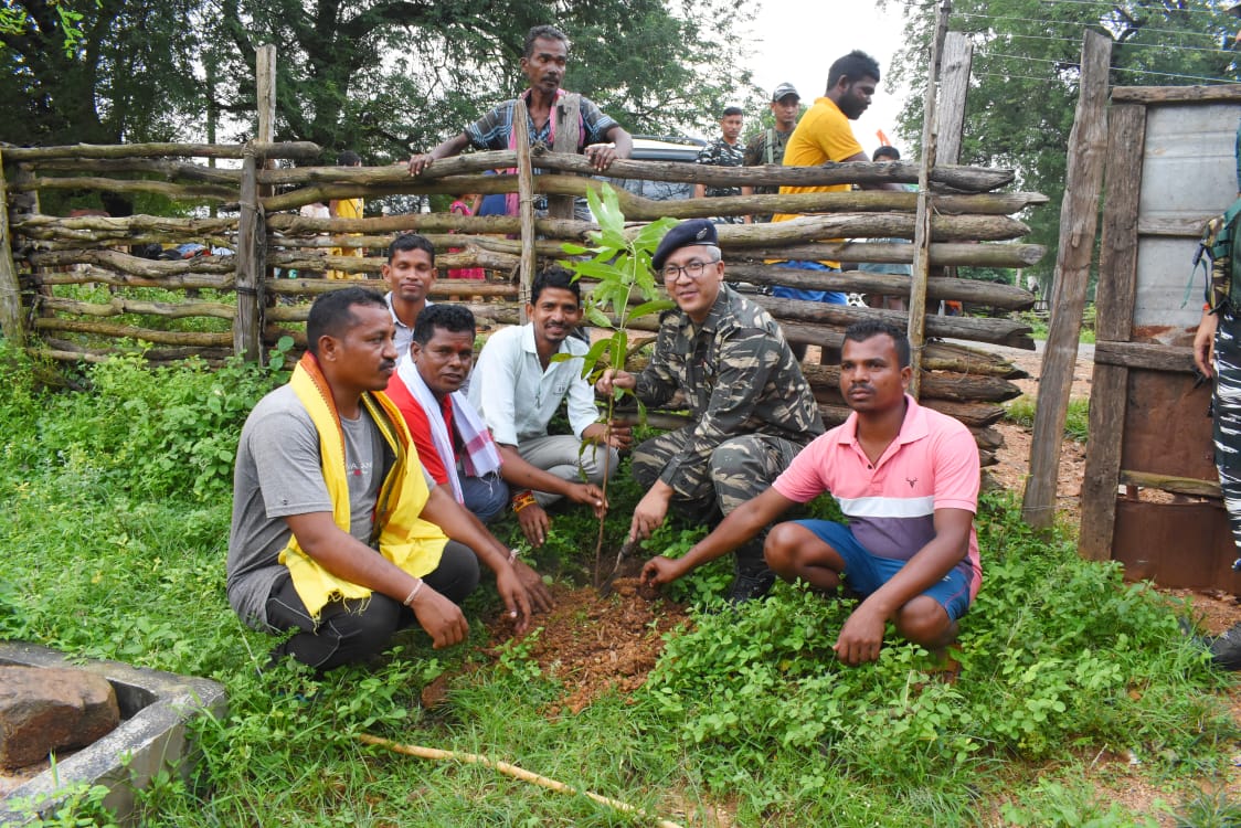 #MeriMatiMeraDesh #AmritKalashYatra 
On the ocassion, #Tree plantation also carried out in the village &amp; panchayat #Dubbatota under Konta block of Sukma distt by 150 bn <a href="/crpfindia/">🇮🇳CRPF🇮🇳</a> along with Sarpanch and villagers