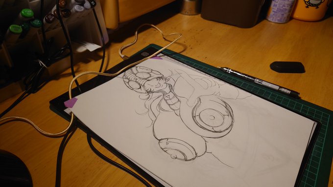 今月は久々にいっぱい描いた気がする(ง •̀_•́)ง
ラフ止まりのイラストもいっぱいある中で、まさかのV3が…乞うご期待!(需要あるのか!?) 