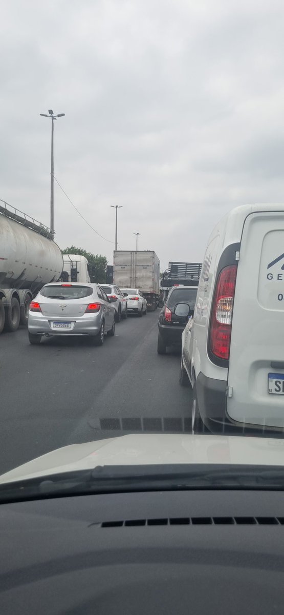 É  sobre isso <a href="/eduardopaes/">Eduardo Paes</a> ajuda a gente aí prefeito, essa obra precisa mudar de horário 🙏