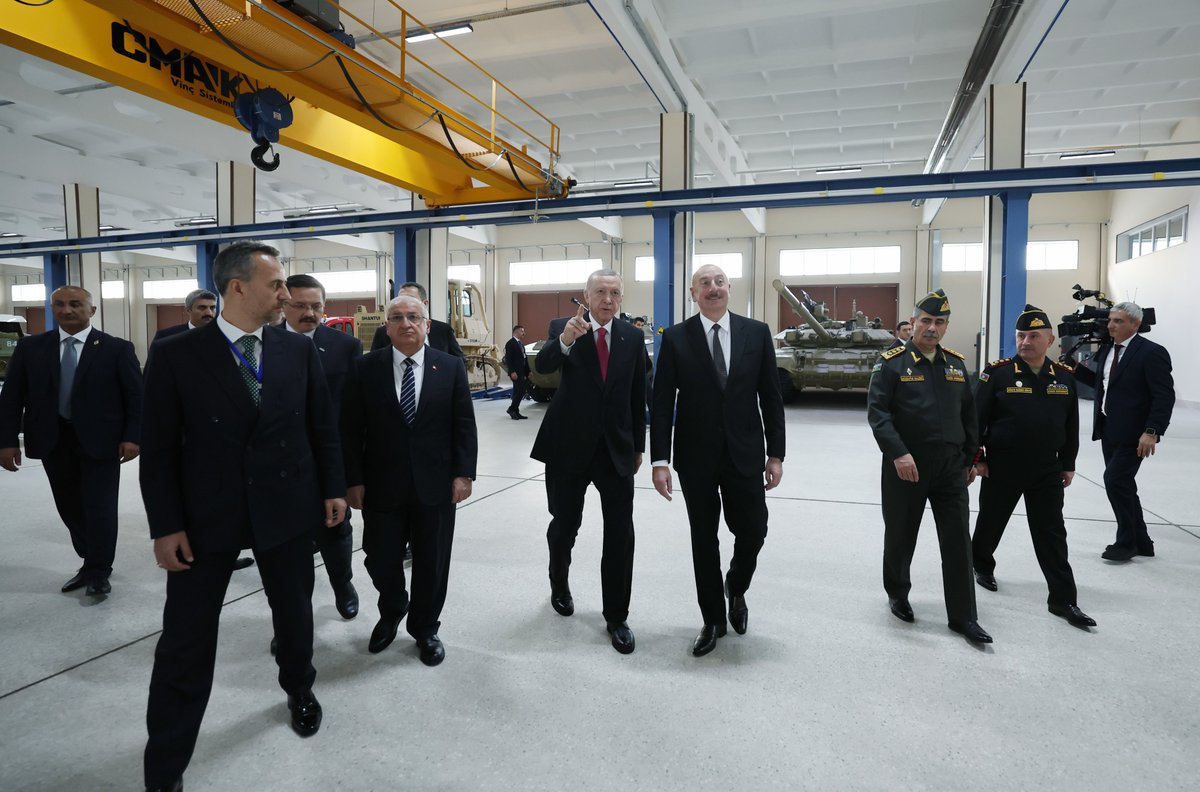 RTErdogan's tweet photo. Bugün Nahçıvan'da, modernizasyonunu gerçekleştirdiğimiz askerî bakım ve onarım fabrikasının açılışını aziz kardeşim İlham Aliyev ile birlikte gerçekleştirdik. 
 
İnşallah bu proje, savunma sanayi iş birliğimize ciddi katkılar sağlayacaktır. 🇹🇷🇦🇿 https://t.co/x2tSQrTyGG