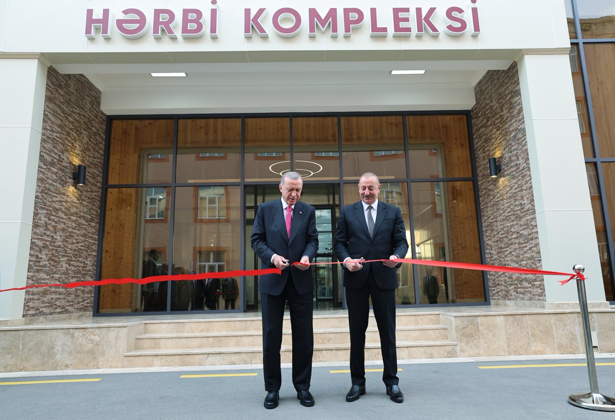 RTErdogan's tweet photo. Bugün Nahçıvan'da, modernizasyonunu gerçekleştirdiğimiz askerî bakım ve onarım fabrikasının açılışını aziz kardeşim İlham Aliyev ile birlikte gerçekleştirdik. 
 
İnşallah bu proje, savunma sanayi iş birliğimize ciddi katkılar sağlayacaktır. 🇹🇷🇦🇿 https://t.co/x2tSQrTyGG
