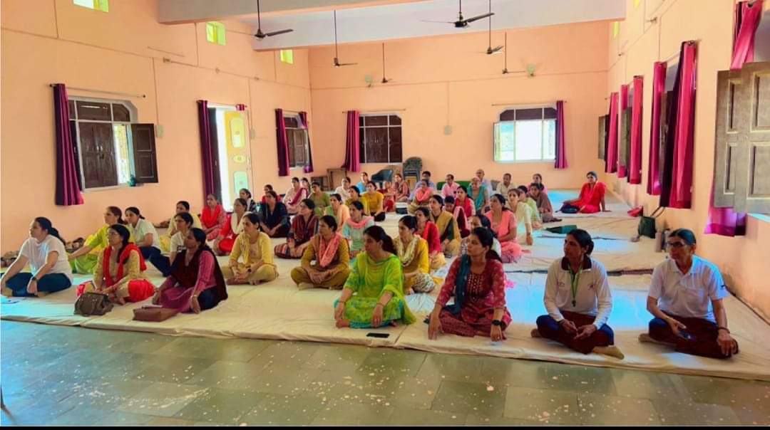 PramendraKulhar's tweet photo. #आत्मरक्षा_प्रशिक्षण के दौरान जिले के #बुहाना ,सिंघाना,सुरजगढ़ ब्लॉक की विदुषी बहनों के साथ विचार साझा किया ।
#RESLA
#बुहाना #सिंघाना #सुरजगढ़ #झुन्झुनू
@ABVPVoice @Anjuchoudharye @Brijendra_ola @jaipur_resla @MohanSihag24 @poonia_karmveer @VasundharaBJP @VasudevDevnani https://t.co/Y0fO6DCIFD