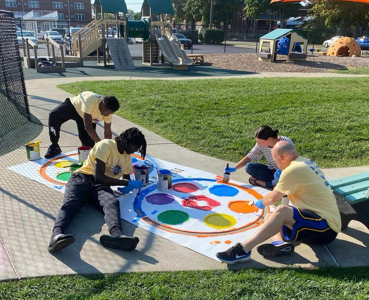 VincennesU's tweet photo. Service is the cornerstone of VU's mission! #VUTrailblazers, faculty, and staff made a difference in our local community by volunteering for the annual United Way of Knox County's Days of Caring. Thank you to everyone who participated! #LearnInOrderToServe https://t.co/1XEblWoSvh