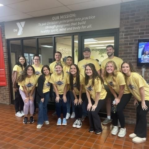 VincennesU's tweet photo. Service is the cornerstone of VU's mission! #VUTrailblazers, faculty, and staff made a difference in our local community by volunteering for the annual United Way of Knox County's Days of Caring. Thank you to everyone who participated! #LearnInOrderToServe https://t.co/1XEblWoSvh