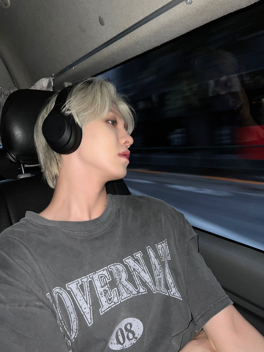 stelIaklm's tweet photo. Lost in the rhythm music of my earphones, I watched the world dance by through the car window, accompanied by the symphony of traffic. https://t.co/kPcuXh64qD