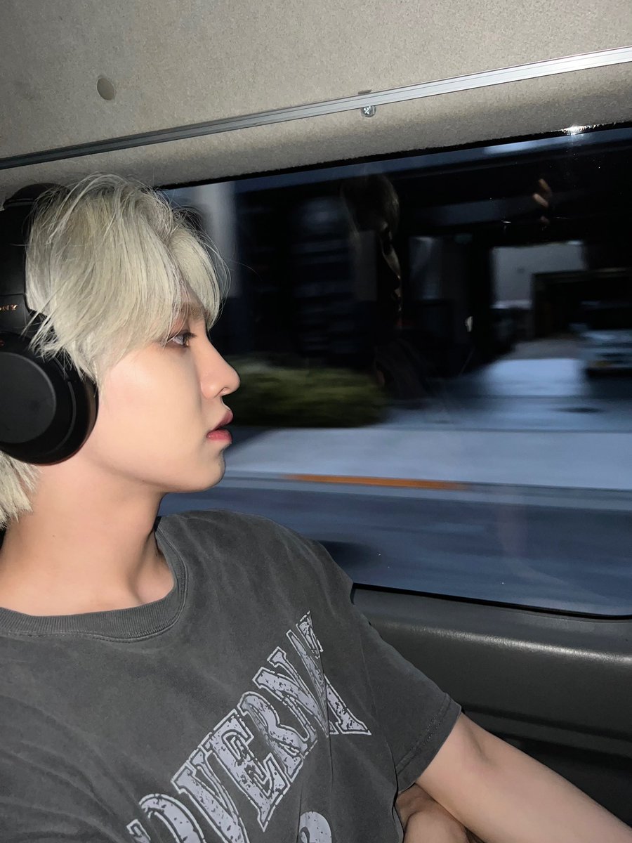 stelIaklm's tweet photo. Lost in the rhythm music of my earphones, I watched the world dance by through the car window, accompanied by the symphony of traffic. https://t.co/kPcuXh64qD