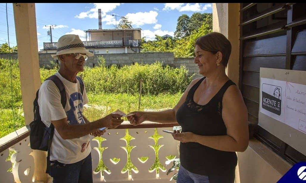 Es de gran beneficio para todos los cubanos la labor que hacen los Agentes de Telecomunicaciones en el pago de la factura telefónica pudiendo llegar a los lugares más recónditos de nuestro país.#EtecsaTeAcompaña