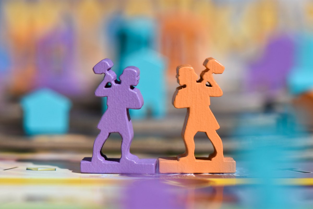 🏛️ MYTIKAS arrive pour Essen, avec Dinner in Paris c'est le jeu le plus "joueurs" chez le jeune éditeur 🦊, pose d'ouvriers/gestion au programme avec entre autres la possibilité de copier une action hors tour moyennant une petite faveur... 😉☀️ ➡️ On s'en reparle sous peu ! #j2s