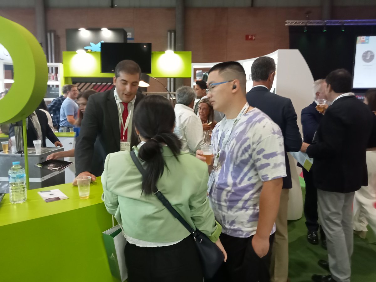 #Ambiente en el stand de #CoopsAgroAnd en <a href="/autenticafest/">Auténtica Premium Food</a> 
➡️Toma de contacto 🤝 para #negocios, #comercializacion y #exportación de productos de origen cooperativos 🥒🍅🐮