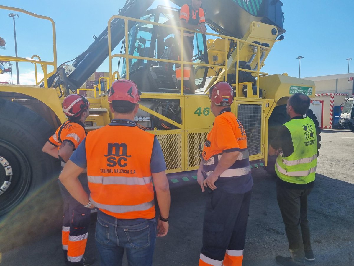 H2Ports's tweet photo. 📣📣Last week, #MSCTV staff received training from @HysterEurope on the use and safety protocol of the new #hydrogen Reachstacker.

#innovation #fuelcells #alternativefuels #sustainability
@CleanHydrogenEU @AutPortValencia https://t.co/JqQIkp6KyP