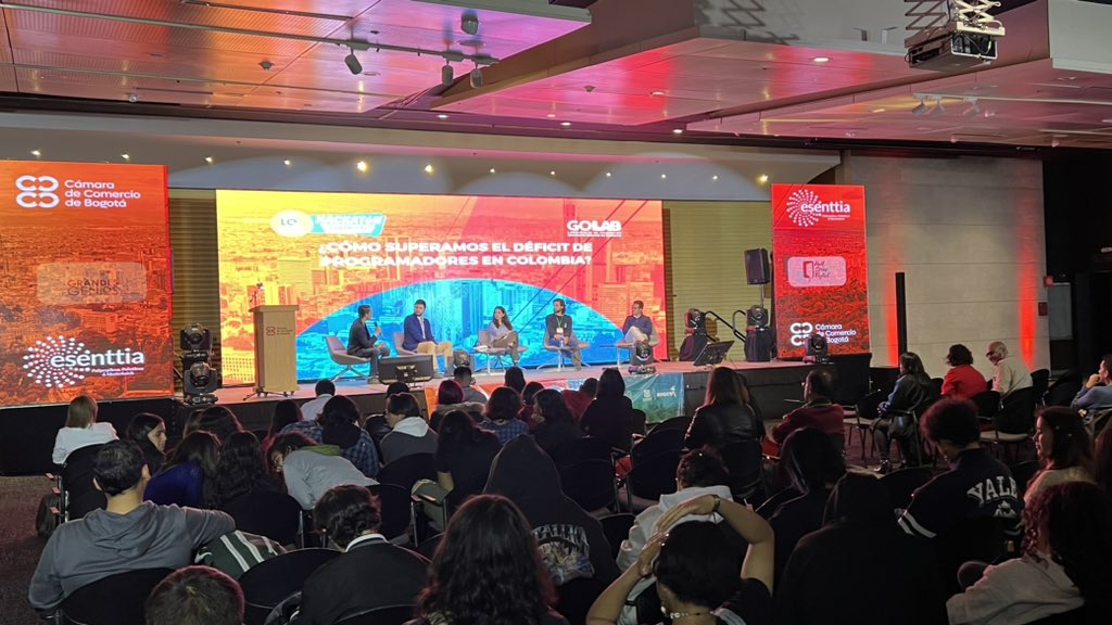 #AEstaHora inicia la #HackatonDistrital de TIC Local, en la <a href="/camaracomerbog/">Cámara de Comercio de Bogotá</a>, una jornada llena de tecnología, conocimiento e innovación. Aquí se reúnen los 20 equipos finalistas de las hackatones locales para proponer soluciones a retos de ciudad.