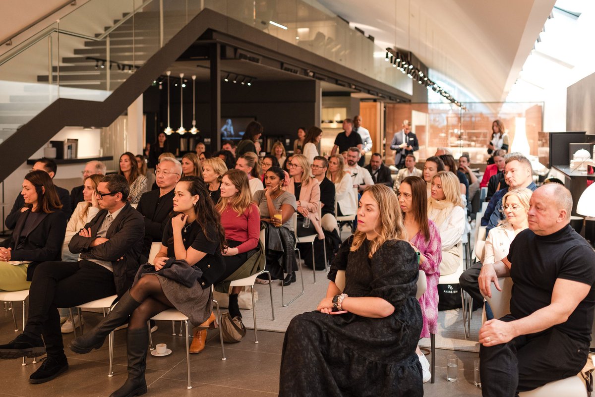 BeB_Italia's tweet photo. On the 2023 Edition of London Design Festival, the B&B Italia London Flagship Store was the venue for the exclusive talk "Connections in Design", hosted by esteemed design editor Rosa Bertoli and featuring Edward Barber and Jay Osgerby.
#bebitalia #design #London #LDF23 https://t.co/MPrRwfJDgw