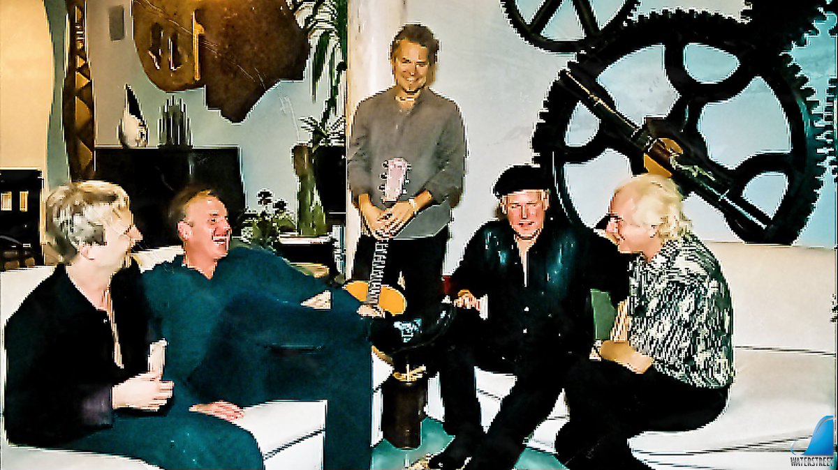 waterstreetmedi's tweet photo. White’s synchronicity and mutual respect made for a great working environment, contributing to their success. ‘There’s no boss,’ says Kevin Currie. #Synchronicity #NoBoss #yes# WhiteBand #originalwhiteband @jtedstockwell @waterstreetmedi
https://t.co/7B0k0kvWot https://t.co/OAoBY3OEaD