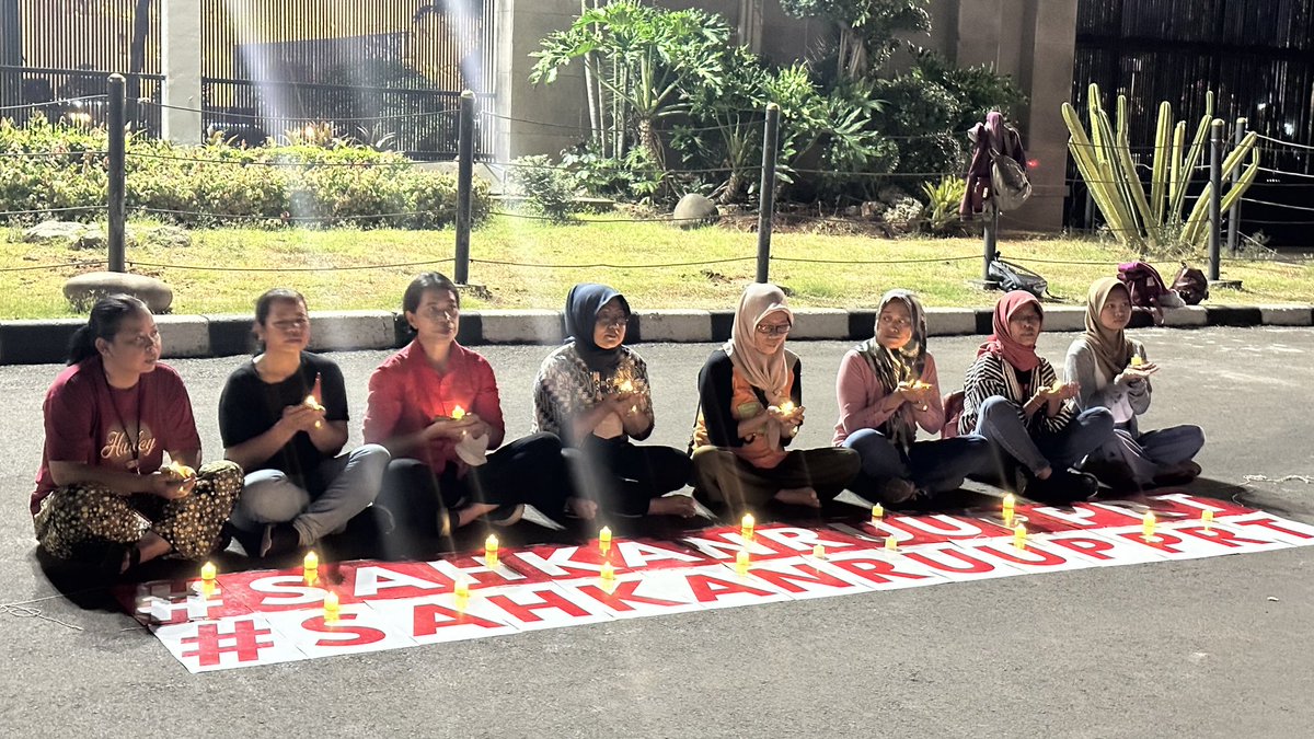 jalaprt's tweet photo. Hari ke-43 Aksi Mogok Makan Desak UU PPRT di depan @dpr_ri, pada Senin, 25 September 2023.

Kami berdoa dan menanti DPR terketuk hatinya menjelang akhir masa sidang. 

#SahkanRUUPPRT
#AksiMogokMakanDesakUUPPRT https://t.co/kCUn0hrncz