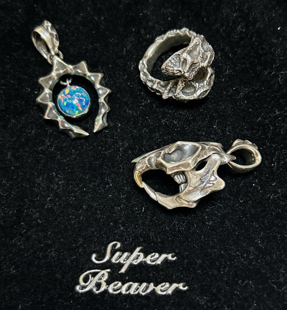 ReaXsilver925's tweet photo. #sfdjp
#925の日
#シルバー925 
この1年で大好きなバンドのベースカスタムとｶｻﾞﾐﾃｲﾙが仲間入り🎸🦀 https://t.co/cT6SHxTb5G