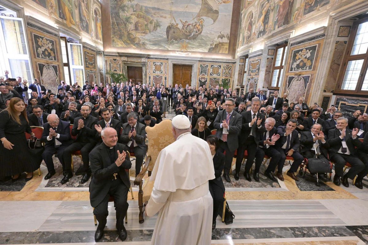 UNEMIEcuador's tweet photo. Un momento histórico: El Papa Francisco dialoga con rectores latinoamericanos en audiencia pública. https://t.co/q4gNke7mlV