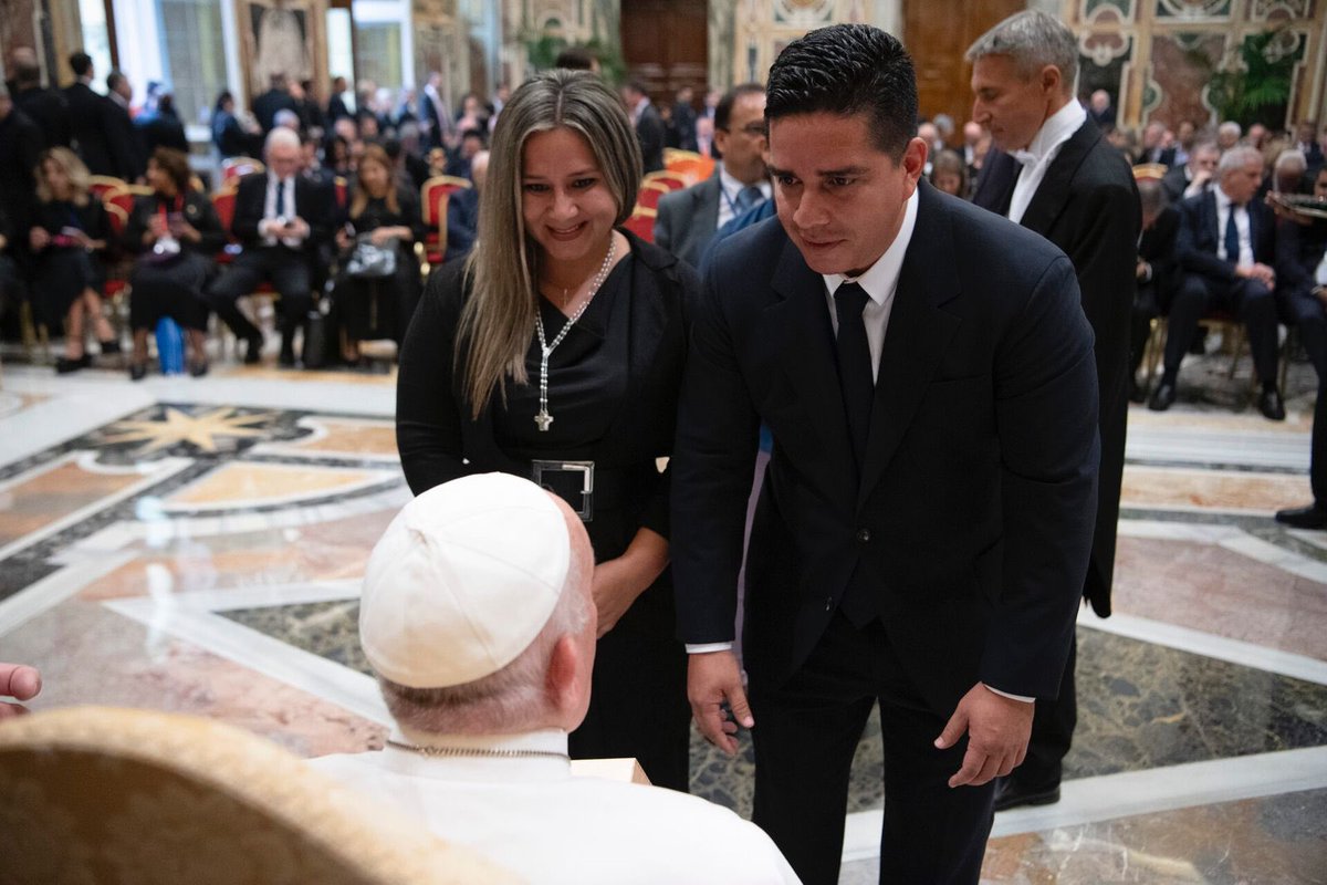 UNEMIEcuador's tweet photo. Un momento histórico: El Papa Francisco dialoga con rectores latinoamericanos en audiencia pública. https://t.co/q4gNke7mlV