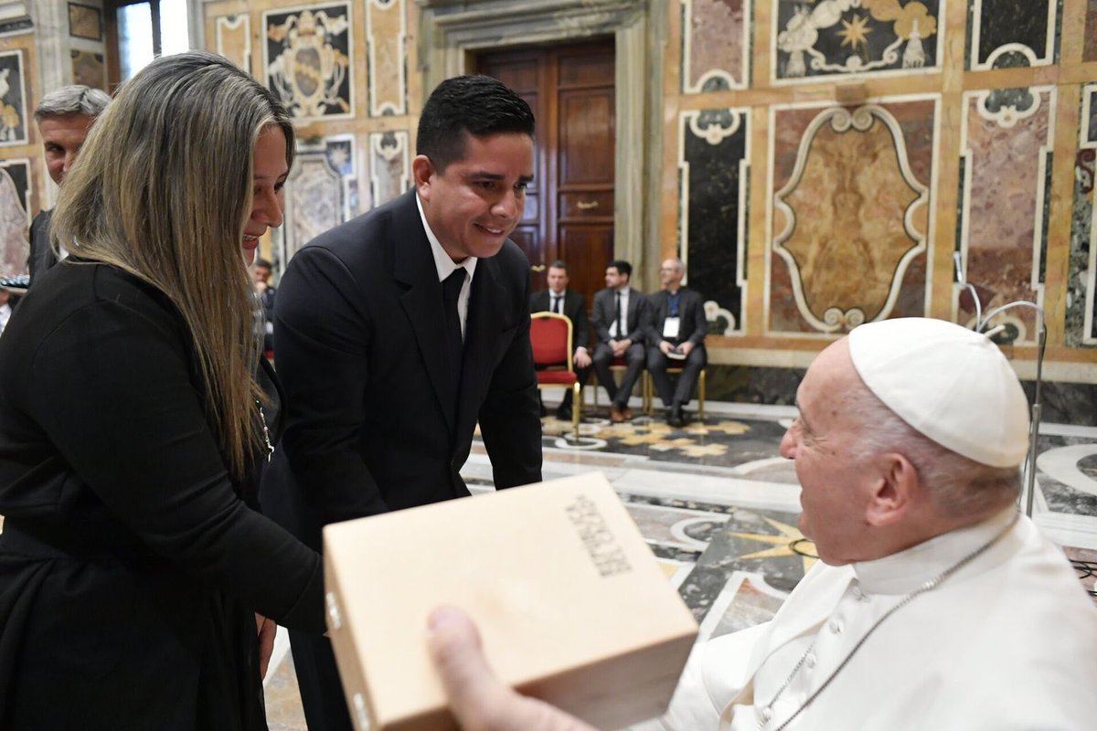 UNEMIEcuador's tweet photo. Un momento histórico: El Papa Francisco dialoga con rectores latinoamericanos en audiencia pública. https://t.co/q4gNke7mlV