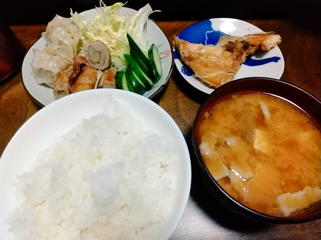 Lotus_Bangohan's tweet photo. 今日はほとんど頂き物。キャベツ切ってぬか漬出しただけ。人様の施しで生きている。

焼売
豚肉とごぼう巻き
キュウリのぬか漬
キャベツ
鯛のあら煮
ご飯
豚汁

#おうちごはん
#映えないボクの晩ごはん https://t.co/g9xRMi9hE8