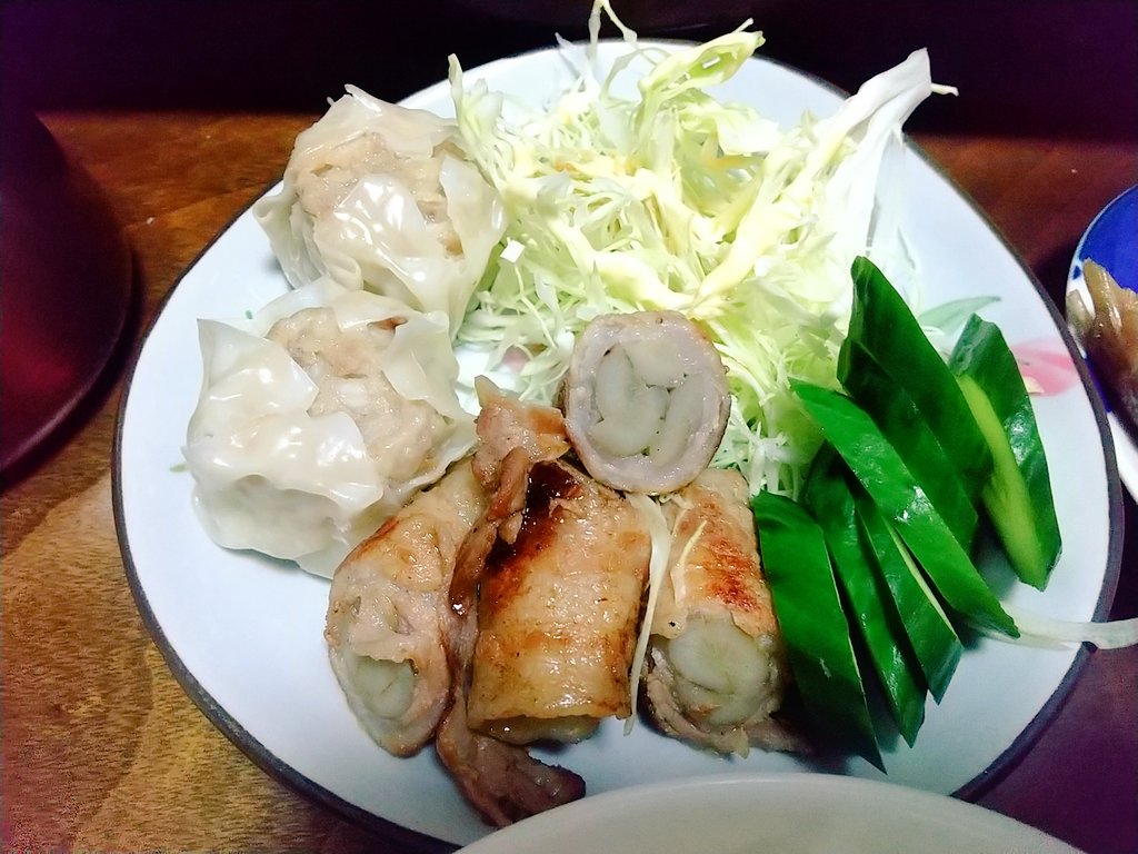 Lotus_Bangohan's tweet photo. 今日はほとんど頂き物。キャベツ切ってぬか漬出しただけ。人様の施しで生きている。

焼売
豚肉とごぼう巻き
キュウリのぬか漬
キャベツ
鯛のあら煮
ご飯
豚汁

#おうちごはん
#映えないボクの晩ごはん https://t.co/g9xRMi9hE8
