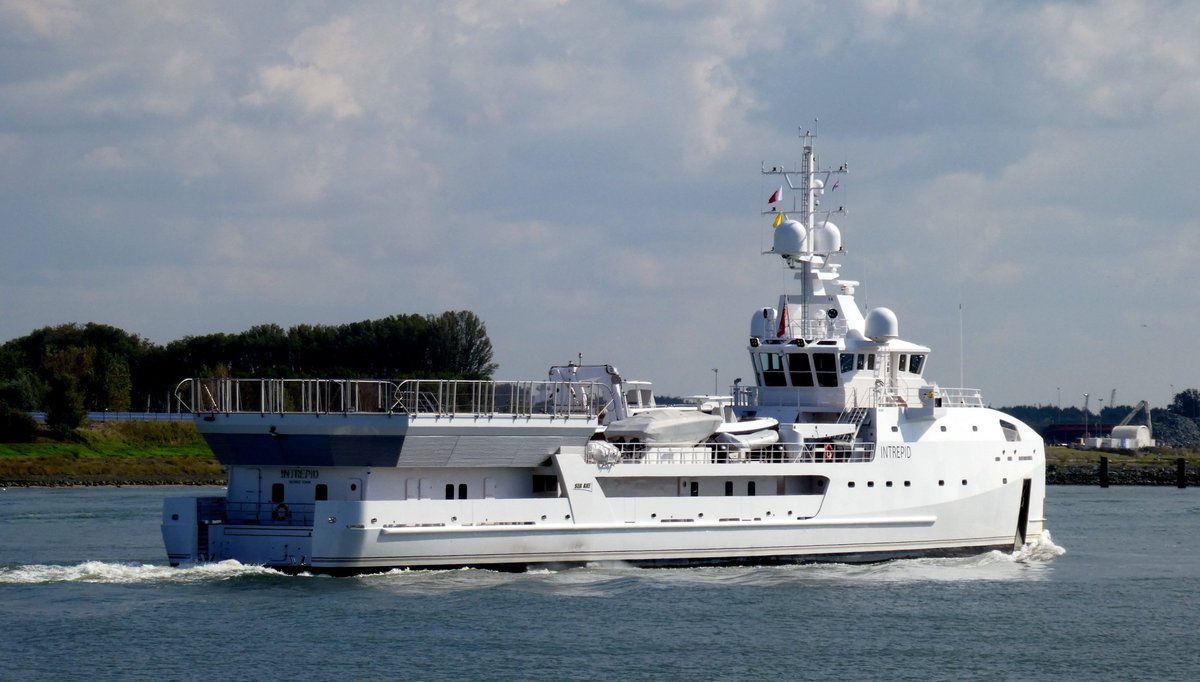 The 117m/ 383ft Infinity and her 69.15m/ 226ft support vessel Intrepid pictured by Jan Oosterboer 1 ½ week ago. #Infinity #Intrepid #Oceanco #YachtSupportVessel #JanOosterboer