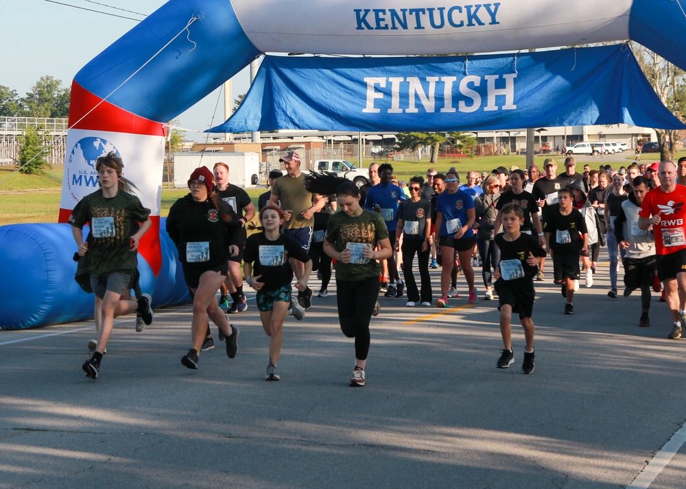 101stAASLTDIV's tweet photo. The 101st Airborne Division (Air Assault) held the Run for the Fallen in remembrance of fallen Soldiers at Fryar Stadium, Fort Campbell, Ky., Sept. 23, 2023.

#runforthefallen #airassault https://t.co/HNrOjvzJUW