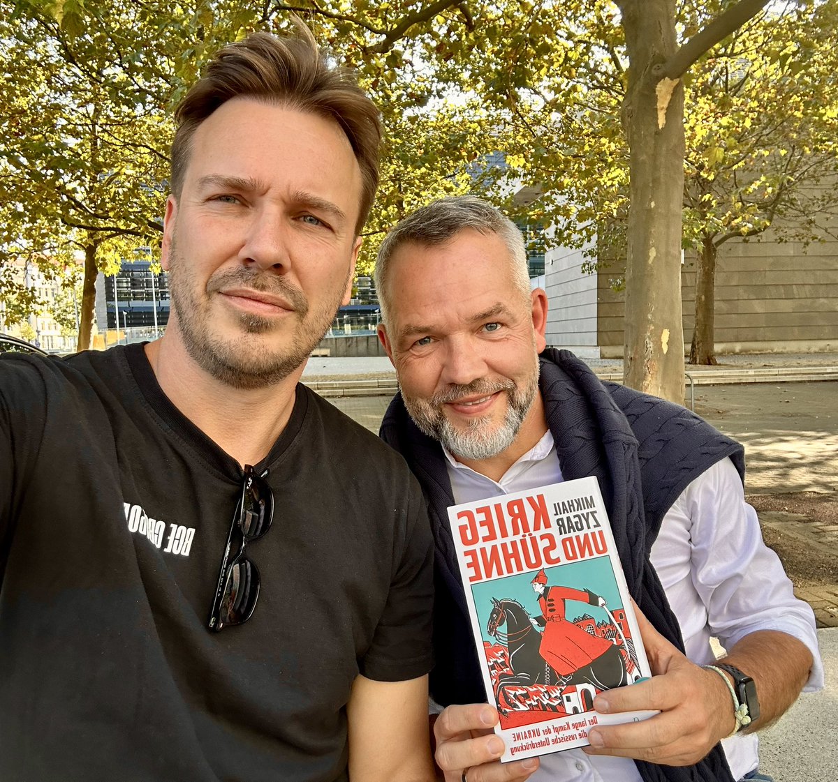 Seit Ausbruch des russischen Vernichtungskriegs gegen die 🇺🇦 lebt <a href="/zygaro/">Mikhail Zygar</a> im Berliner Exil. Ich schätze seine journalistische Arbeit schon lange. Jetzt hat er #KriegUndSühne geschrieben, ein eindrückliches Buch über den uralten Imperialismus Russlands gegen die Ukraine. Lesetipp!