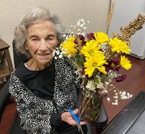 SL_ForestRidge's tweet photo. Autumn Retreat Flower Arrangements! We want to thank Jessica Strausbaugh for leading the Autumn Flower Arrangement Class, during our retreat. Our residents always have a great time at Jessica's events, and their floral arrangements were beautiful! Thank You, Jessica! https://t.co/R2RpjfZrO8