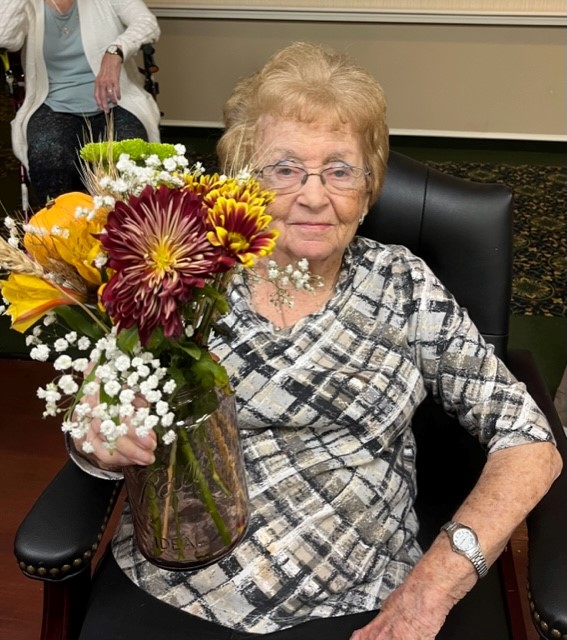 SL_ForestRidge's tweet photo. Autumn Retreat Flower Arrangements! We want to thank Jessica Strausbaugh for leading the Autumn Flower Arrangement Class, during our retreat. Our residents always have a great time at Jessica's events, and their floral arrangements were beautiful! Thank You, Jessica! https://t.co/R2RpjfZrO8