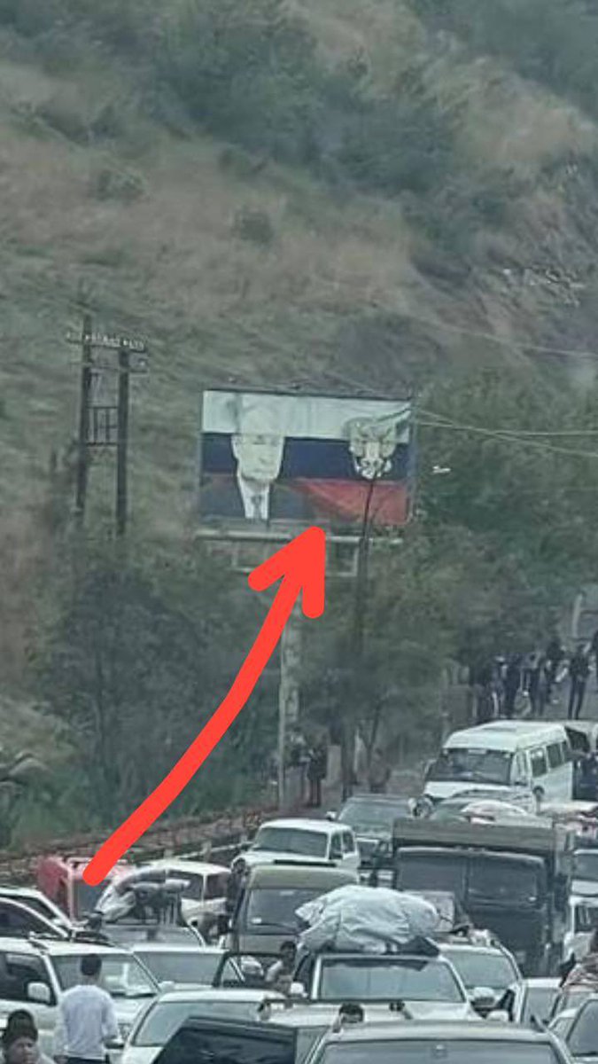 Russians were greeted with smiles, high hopes and sincere gratitude “ thank you Russia “ they said . Now Nagorno -Karabakh Armenians are in exodus, leaving behind this lonely , pathetic poster #ArtsakhGenocide #PutinIsaWarCriminal #AzerbaijanCommitsGenocide