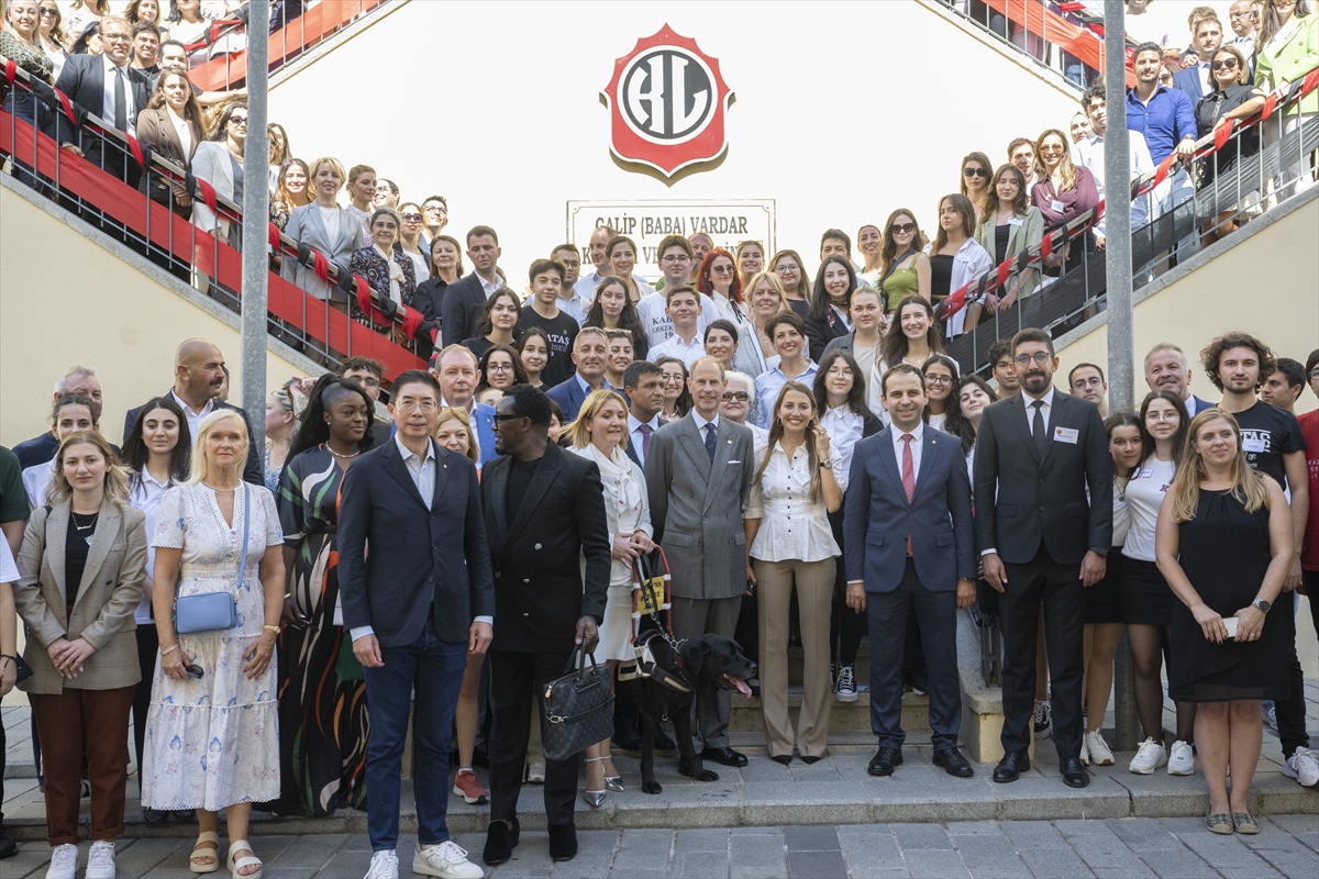 Kraliçe 2. Elizabeth'in en küçük oğlu Prens Edward, Uluslararası Gençlik Ödül Programı için Türkiye'ye geldi. 

Kabataş Erkek Lisesini ziyaret eden Edinburgh Dükü, Kraliçe 2. Elizabeth’ten sonra Kraliyet Ailesi’nden okula gelen ikinci isim oldu.