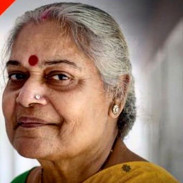 1/n
मेरी माँ निर्मला मिश्रा आज ईश्वर से मिलने चली गईं।
अपना पूरा जीवन उत्तर प्रदेश के एक गाँव के बच्चों का जीवन सुधारने को समर्पित कर दिया। दुनिया ने पूछा नहीं लेकिन उनको यश, पुरस्कार, किसी की चिंता नहीं थी। आख़िरी दिनों में भी स्कूल का ख़याल था।