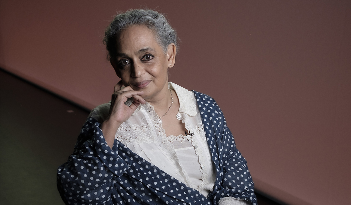 unil's tweet photo. Le Prix EuropĂ©en de lâEssai est dĂ©cernĂ© en collaboration avec lâUNIL. Lâautrice Arundhati Roy lâa reçu des mains de Cyril Veillon lors dâune rĂ©ception au Lausanne Palace, le 12 septembre 2023. Lâ#uniscope a pu lui poser quelques questions : https://t.co/50i7C7cSnt https://t.co/ky1AqtV0jX