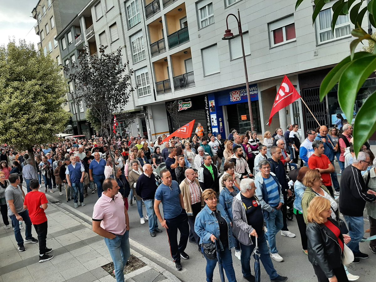 galizaCIG's tweet photo. 💪Varios milleiros de valdeorreses/as bótanse á rúa para evitar o peche da louseira #Irosa

👉O cadro de persoal logrou un primeiro intento de desafiuzar a empresa, pero o xulgado volverá intentalo o 29 de novembro

ℹ️ https://t.co/R5cEdKzE5h

#valdeorras #samaca @fcmcig https://t.co/HeenUiBANA